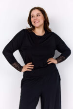 model med langærmet sort bluse med blonder på ærmerne. Wasabi WA-STELLA 24 Bluse Black