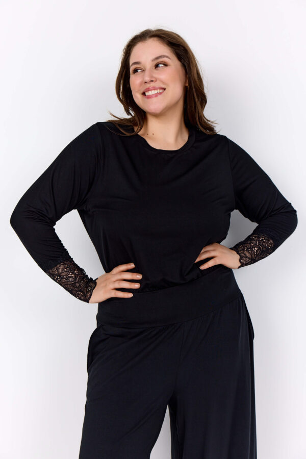 model med langærmet sort bluse med blonder på ærmerne. Wasabi WA-STELLA 24 Bluse Black