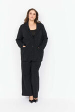 model med hænderne i lommerne på sort glimtrende blazer Wasabi WA-SANJA 4 Blazer Black Combi