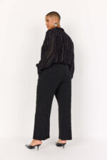 model fra siden med glitrende sorte bukser Wasabi WA-SANJA 5 Bukser Black Combi