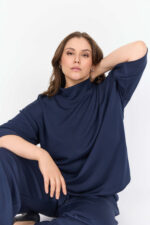 model med afslappet blå bluse med høj hals og bred pasform. Wasabi WA-SABINA 64 Bluse Navy Blazer