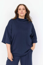 model med afslappet blå bluse med høj hals og bred pasform. Wasabi WA-SABINA 64 Bluse Navy Blazer