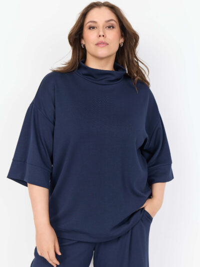 model med afslappet blå bluse med høj hals og bred pasform. Wasabi WA-SABINA 64 Bluse Navy Blazer