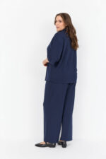 model fra siden med afslappet blå bluse med høj hals og bred pasform. Wasabi WA-SABINA 64 Bluse Navy Blazer