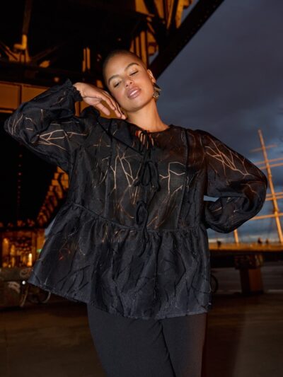 model med transparent sort bluse med bindebånd. Wasabi WA-SANNA 1 Bluse Black