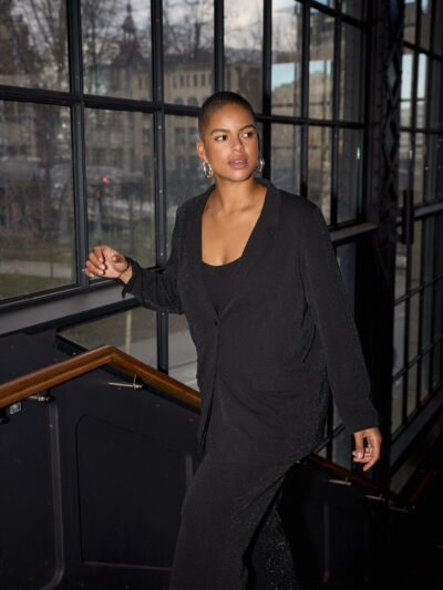 model med sort top og sort glimtrende blazer Wasabi WA-SANJA 4 Blazer Black Combi