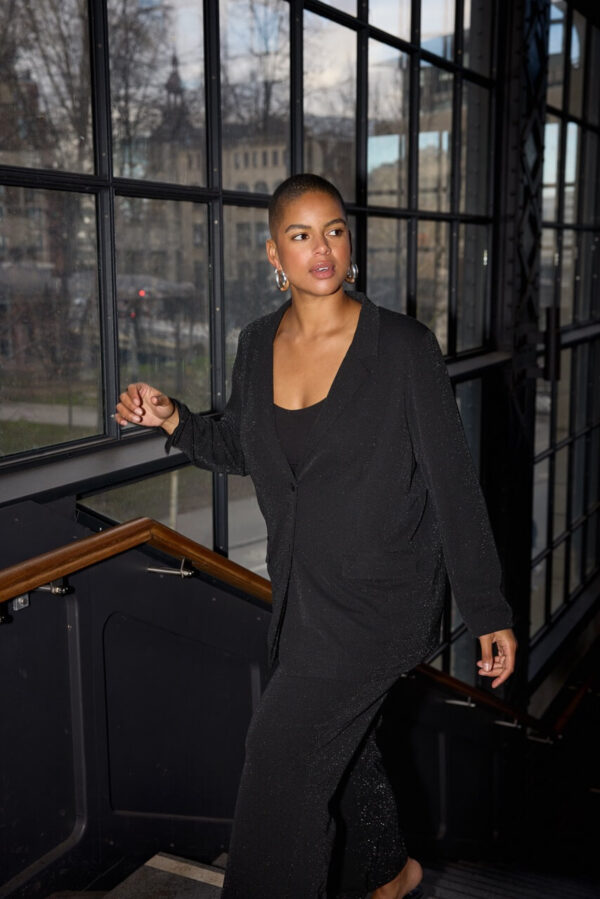 model med sort top og sort glimtrende blazer Wasabi WA-SANJA 4 Blazer Black Combi