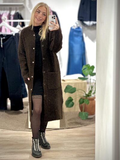 lang brun cardigan med knapper