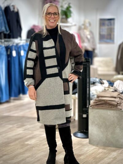 lang jakke med mønster i grå, brun og sort. Freequent FQNOELLE-JACKET Light Grey Melange w. Black