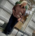 Janni med sorte bukser og MIND by lene brun skjorte med skrift