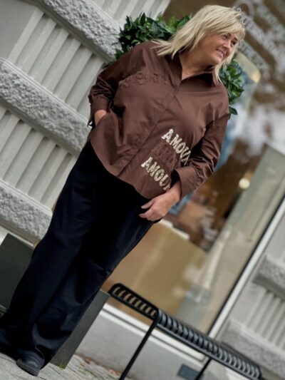 Janni med sorte bukser og MIND by lene brun skjorte med skrift