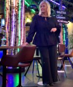 janni med sort bluse og glimmerbukser