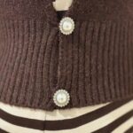 knapper i siden på brun strik vest