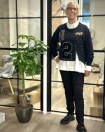 lene med sort sweatshirt over hvid skjorte