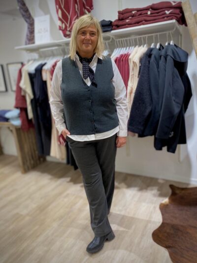 grå vest med v-hals. ONLY Carmakoma CARBETINA Vest | Dark Grey Melange