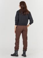 ryggen af model med sort sweatshirt med lynlås og broderi. NÜ Asis Sweat Black