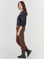 model fra siden med sort sweatshirt med lynlås og broderi. NÜ Asis Sweat Black