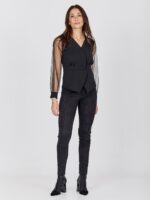 model med sorte bukser og sort bluse med vhals og transparante ærmer. NÜ Bao Blouse Black