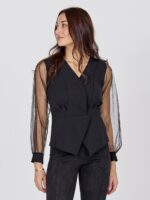 model med sort bluse med vhals og transparante ærmer. NÜ Bao Blouse Black