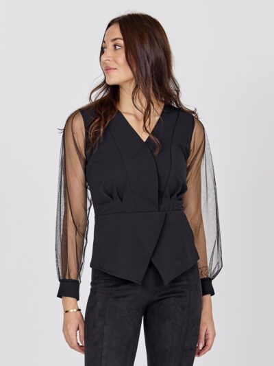 model med sort bluse med vhals og transparante ærmer. NÜ Bao Blouse Black