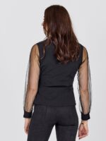 ryggen af model med sort bluse med vhals og transparante ærmer. NÜ Bao Blouse Black