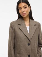 krave på lys brun frakke med krave og dobbelt knaplukning. VILA VICLAUDIA Button Coat Falcon Melange