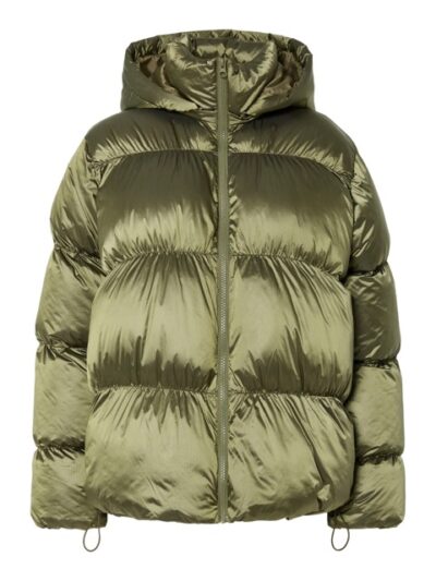 grøn kort vinterjakke med hætte. PIECES PCMILLA Shiny Puffer Jacket Military Olive