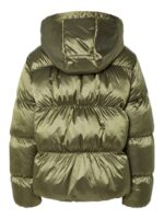 ryggen af grøn kort vinterjakke med hætte. PIECES PCMILLA Shiny Puffer Jacket Military Olive