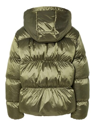ryggen af grøn kort vinterjakke med hætte. PIECES PCMILLA Shiny Puffer Jacket Military Olive