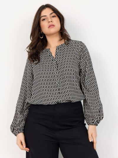 model med mønstret bluse i sort hvid. Wasabi WA-NORA 1 Bluse Black Combi