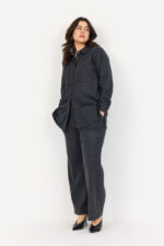 model med bukser og mørkegrå skjorte med diskrete striber. Wasabi WA-NOIDA 4 Skjorte Dark Earth Melange Comb