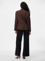 ryggen af model oversize brun blazer med asymmetrisk knaplukning. PIECES PCJAMMI OVERSIZED BLAZER Delicioso