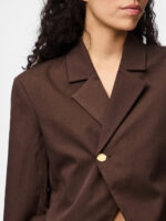 guldknap på oversize brun blazer med asymmetrisk knaplukning. PIECES PCJAMMI OVERSIZED BLAZER Delicioso