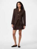 model med brun nederdel og oversize brun blazer med asymmetrisk knaplukning. PIECES PCJAMMI OVERSIZED BLAZER Delicioso