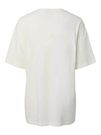 ryggen af oversize hvid t-shirt med rhinestone foran. PIECES PCSKYLAR TEE Cloud Dancer RHINESTONE/STUDS